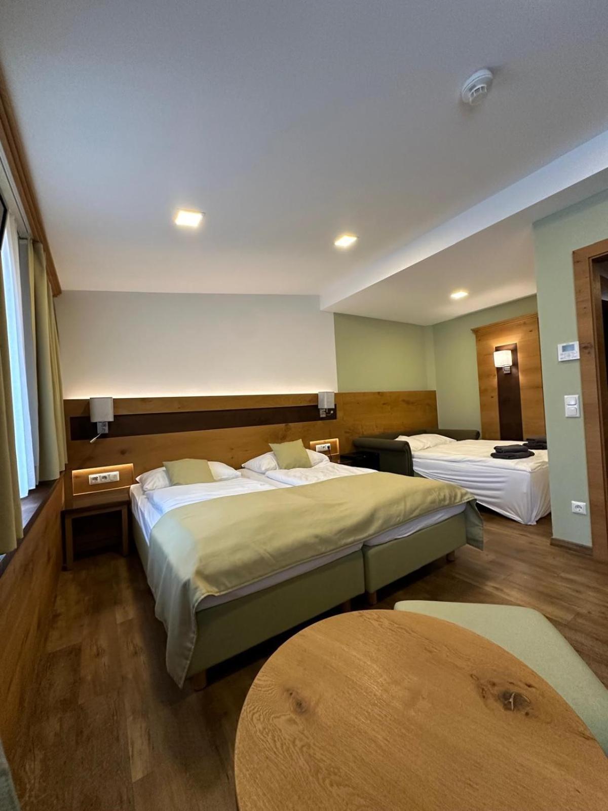 Hotel Zur Post Sankt Valentin Bagian luar foto
