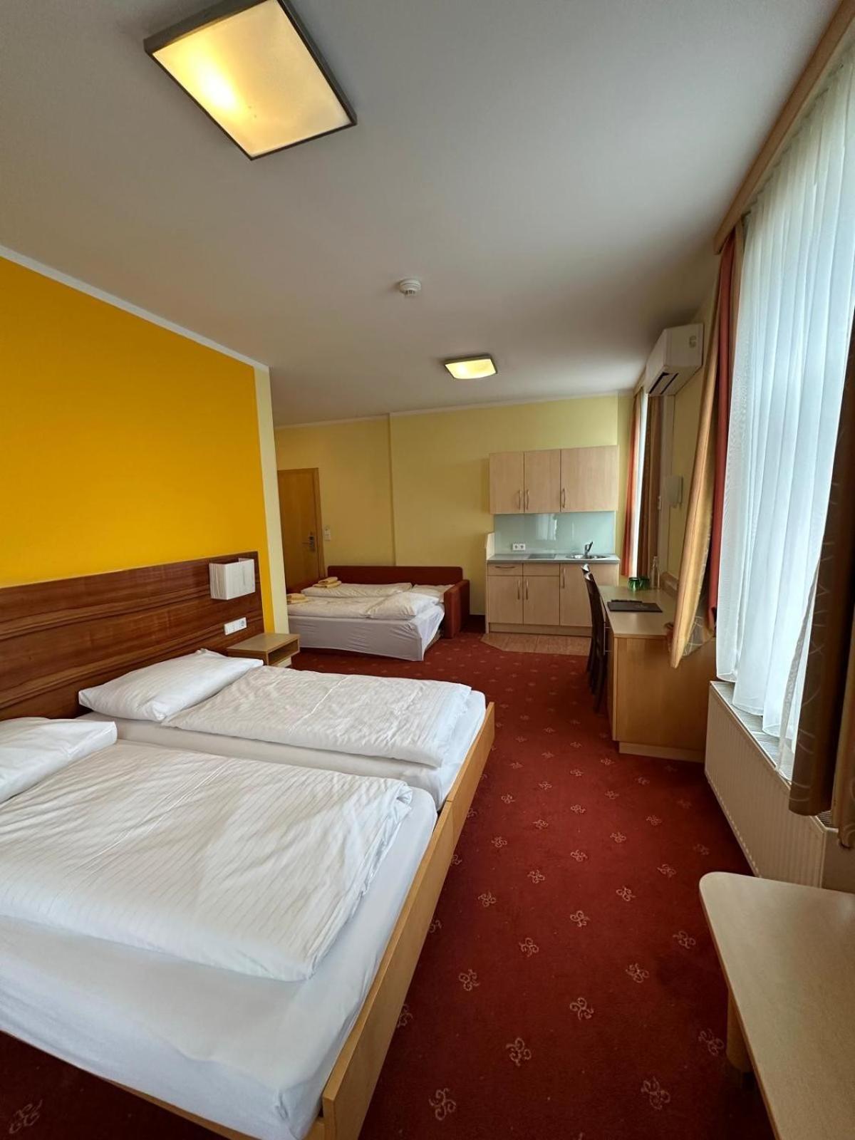 Hotel Zur Post Sankt Valentin Bagian luar foto