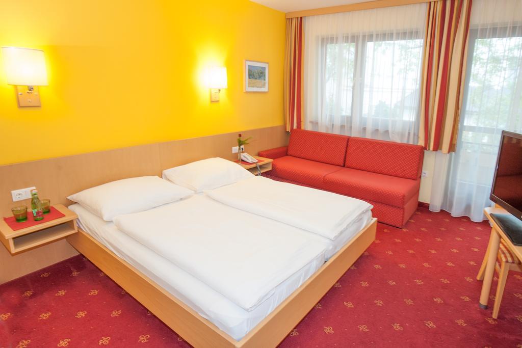 Hotel Zur Post Sankt Valentin Bagian luar foto