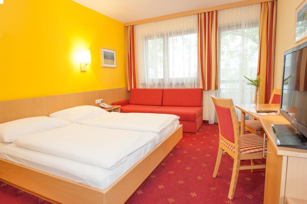 Hotel Zur Post Sankt Valentin Bagian luar foto