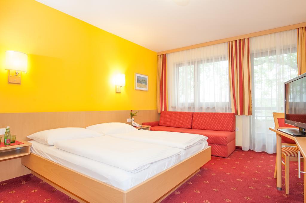 Hotel Zur Post Sankt Valentin Bagian luar foto