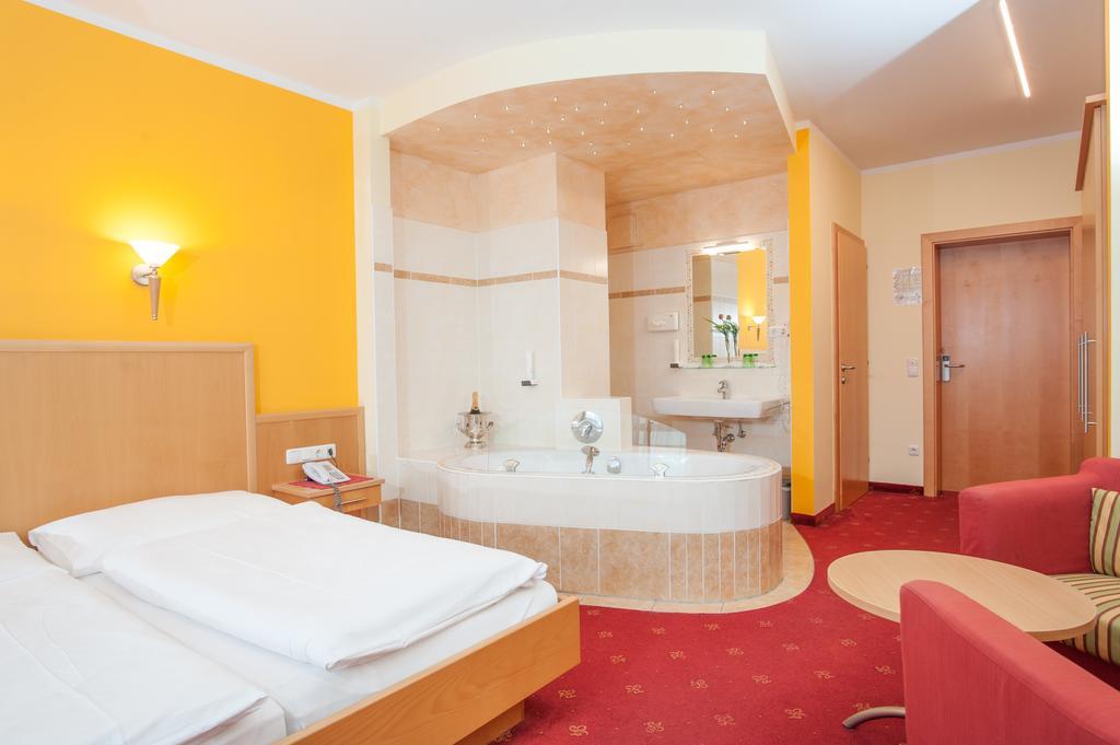 Hotel Zur Post Sankt Valentin Bagian luar foto